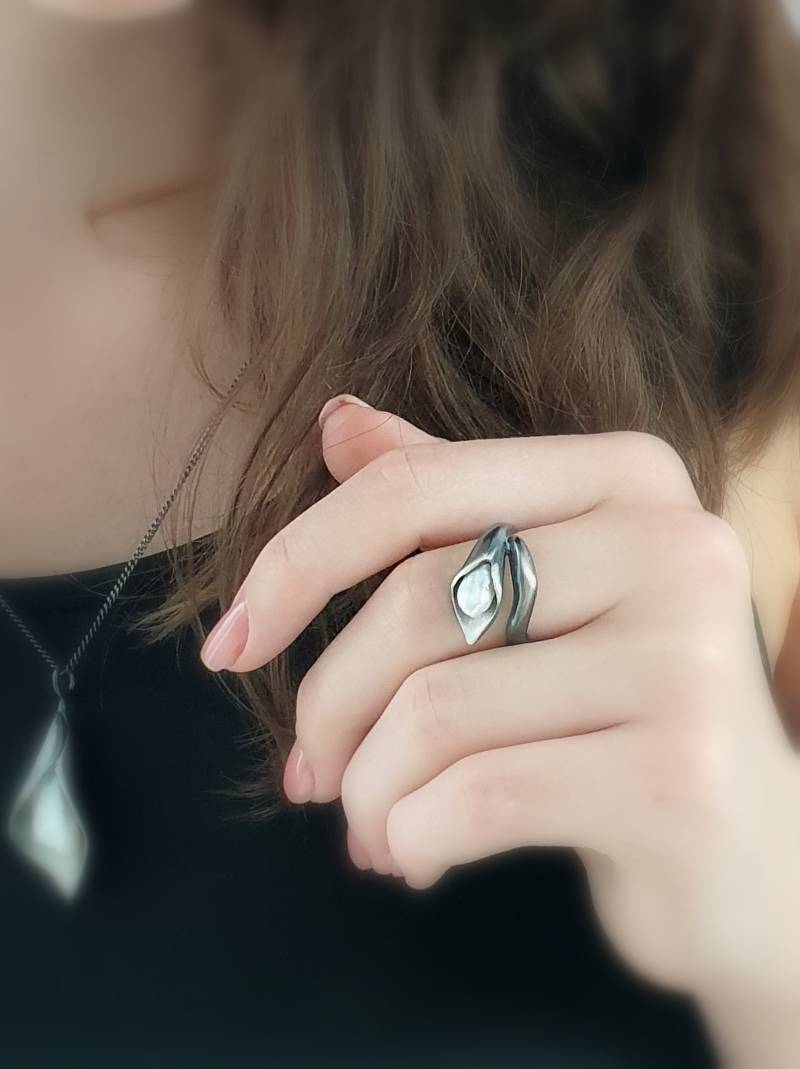 Silberring - Lilie Mit Weißer Perle Silberring - Lilie Mit Weißer Perle von VenusGalleryArt