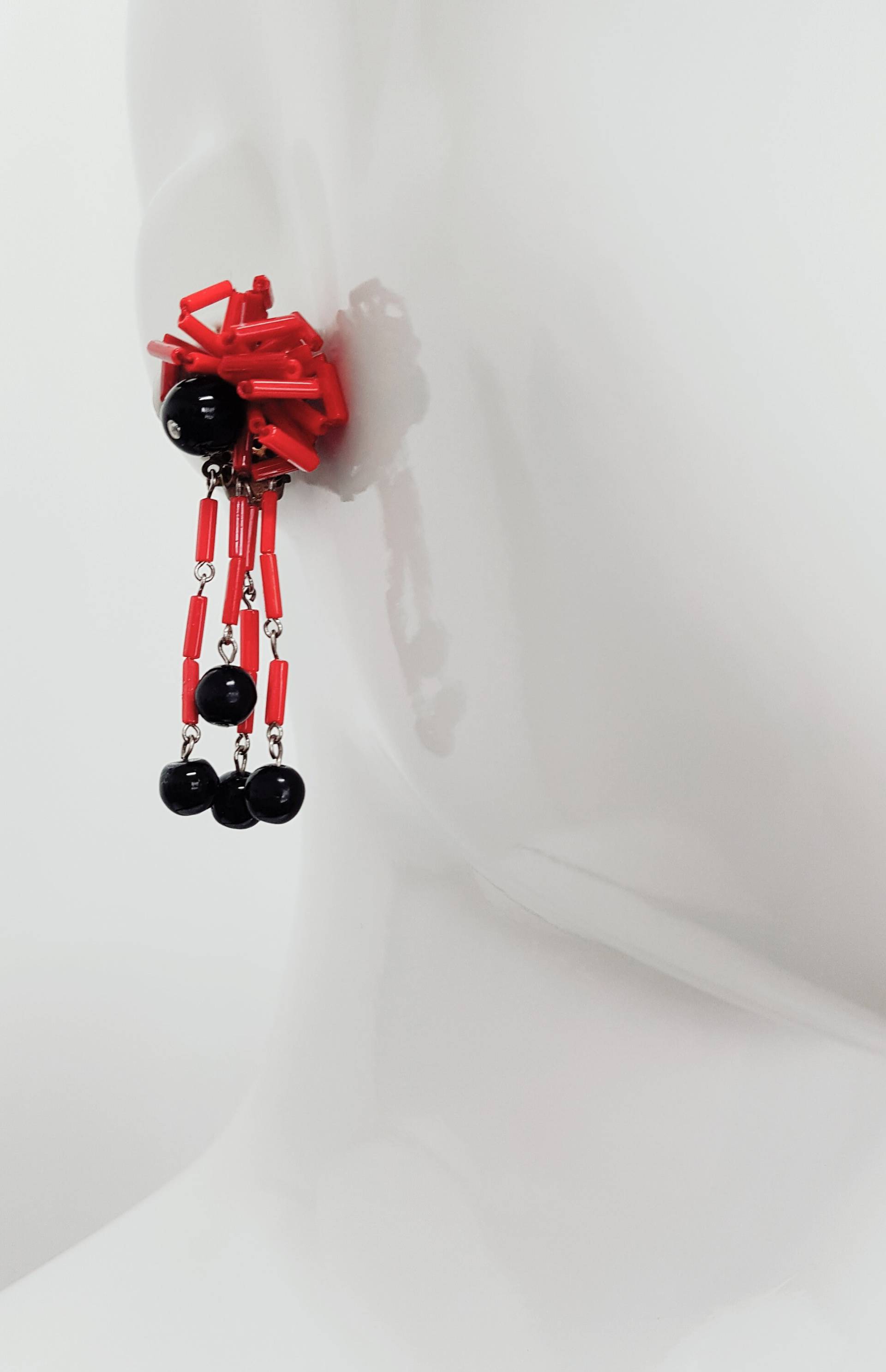 Vintage 20's Französisch Glas Bead Glänzend Rot Und Jet Schwarz Baumeln Cluster Clip Auf Ohrringe Vintage 20's Französisch Glas Bead Glänzend Rot Und Jet Schwarz Baumeln Cluster Clip Auf Ohrringe von VenustoVintage