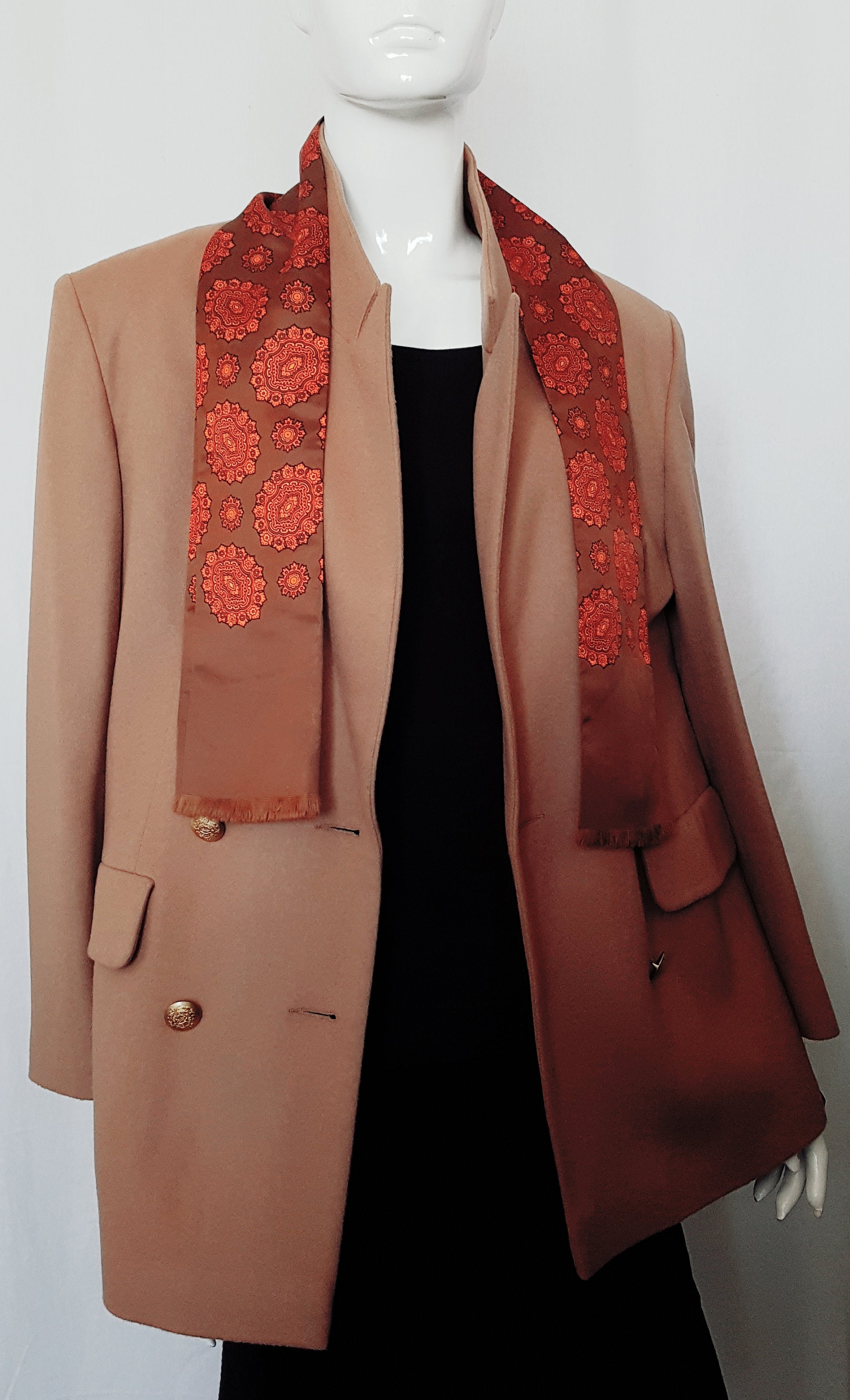 Vintage 60Er Jahre Glänzende Seide Paisley Langschal W Feinen Wimpern Fransen in Orange, Olive Und Braun Töne Vintage 60Er Jahre Glänzende Seide Paisley Langschal W Feinen Wimpern Fransen in Orange, Olive Und Braun Töne von VenustoVintage