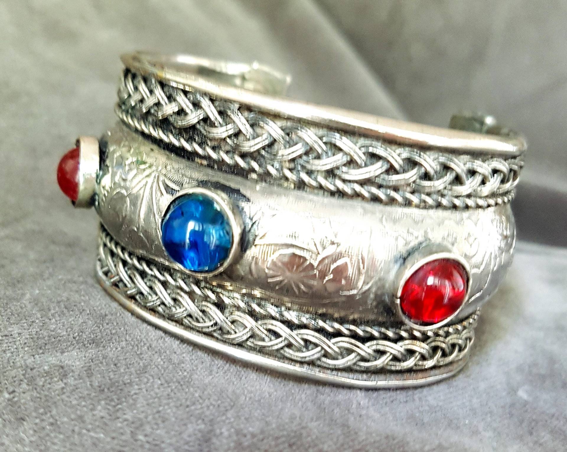 Vintage 70Er Boho Hippy Ethno Silber Manschette Mit Rubin Und Saphir Blau Gegossenes Glas Cabochon Inset Steine Vintage 70Er Boho Hippy Ethno Silber Manschette Mit Rubin Und Saphir Blau Gegossenes Glas Cabochon Inset Steine von VenustoVintage