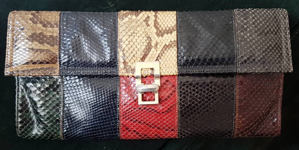 Vintage 70Er Juto Python Und Leder Rich Jewel-Toned Mehrfarbig Gestreifte Clutch Tasche Mit Gold Akzent Twist Verschluss Vintage 70Er Juto Python Und Leder Rich Jewel-Toned Mehrfarbig Gestreifte Clutch Tasche Mit Gold Akzent Twist Verschluss von VenustoVintage