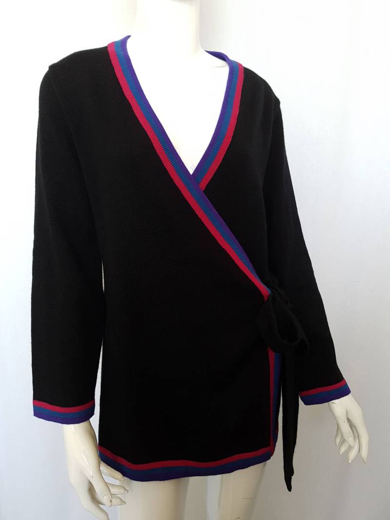 Vtg 60Er Jahre Ysl Yves Saint Laurent Rive Gauche Farbblock Schwarzer Wollstrick-Wickel-Cardigan Mit Farblich Gestreifter Kante Und Krawattengürtel Vtg 60Er Jahre Ysl Yves Saint Laurent Rive Gauche Farbblock Schwarzer Wollstrick-Wickel-Cardigan Mit Farblich Gestreifter Kante Und Krawattengürtel von VenustoVintage