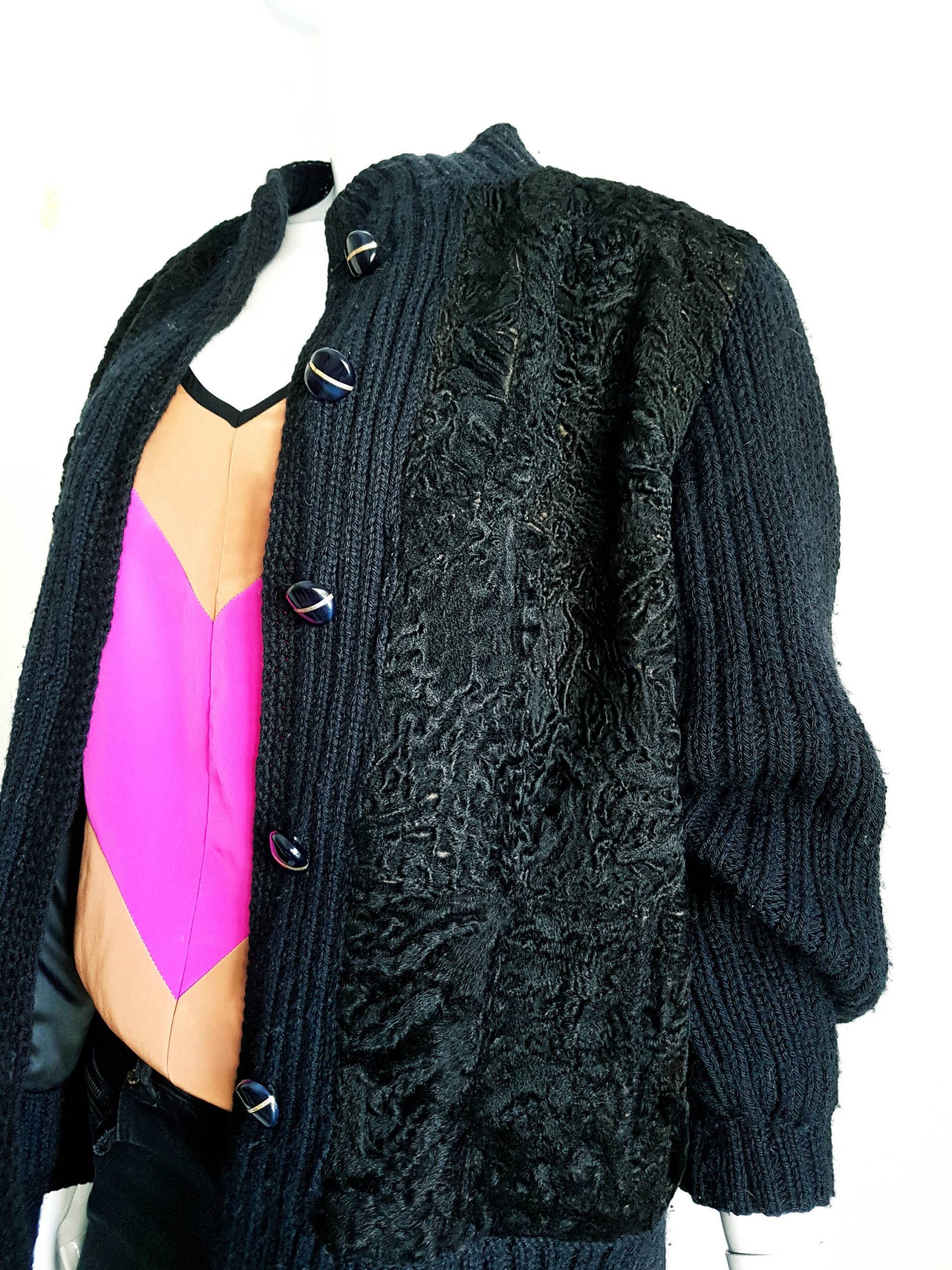 Vtg 70 Es Black Astrachan & Wool Ribbed Knit Sleeve College Cardigan Bomber Jacke Mit Glänzenden Schwarz Und Gold Lucite Buttons Vtg 70 Es Black Astrachan & Wool Ribbed Knit Sleeve College Cardigan Bomber Jacke Mit Glänzenden Schwarz Und Gold Lucite Buttons von VenustoVintage