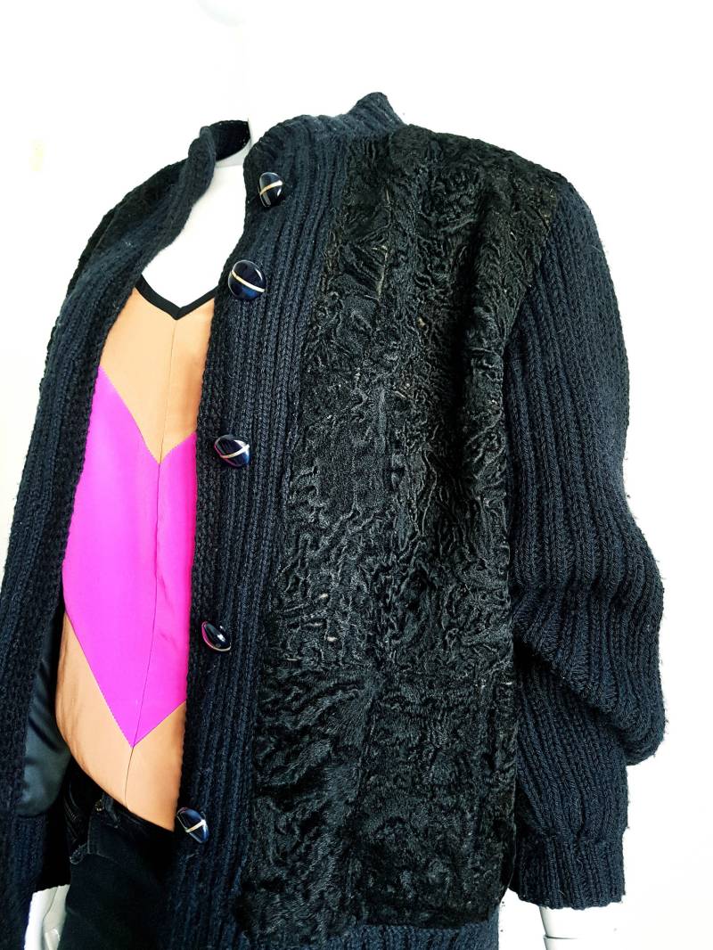 Vtg 70 Es Black Astrachan & Wool Ribbed Knit Sleeve College Cardigan Bomber Jacke Mit Glänzenden Schwarz Und Gold Lucite Buttons Vtg 70 Es Black Astrachan & Wool Ribbed Knit Sleeve College Cardigan Bomber Jacke Mit Glänzenden Schwarz Und Gold Lucite Buttons von VenustoVintage