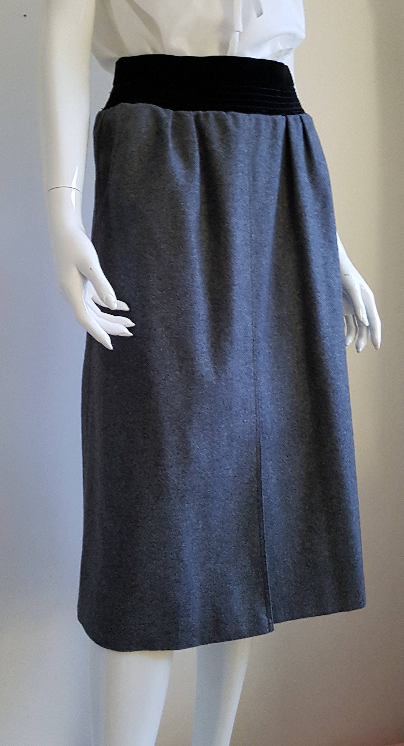 Vtg 70Er Jahre Windsmoore Grau Wolle Mischung Midi Rock Mit Schwarzen Samt Taille Band Detail Vtg 70Er Jahre Windsmoore Grau Wolle Mischung Midi Rock Mit Schwarzen Samt Taille Band Detail von VenustoVintage
