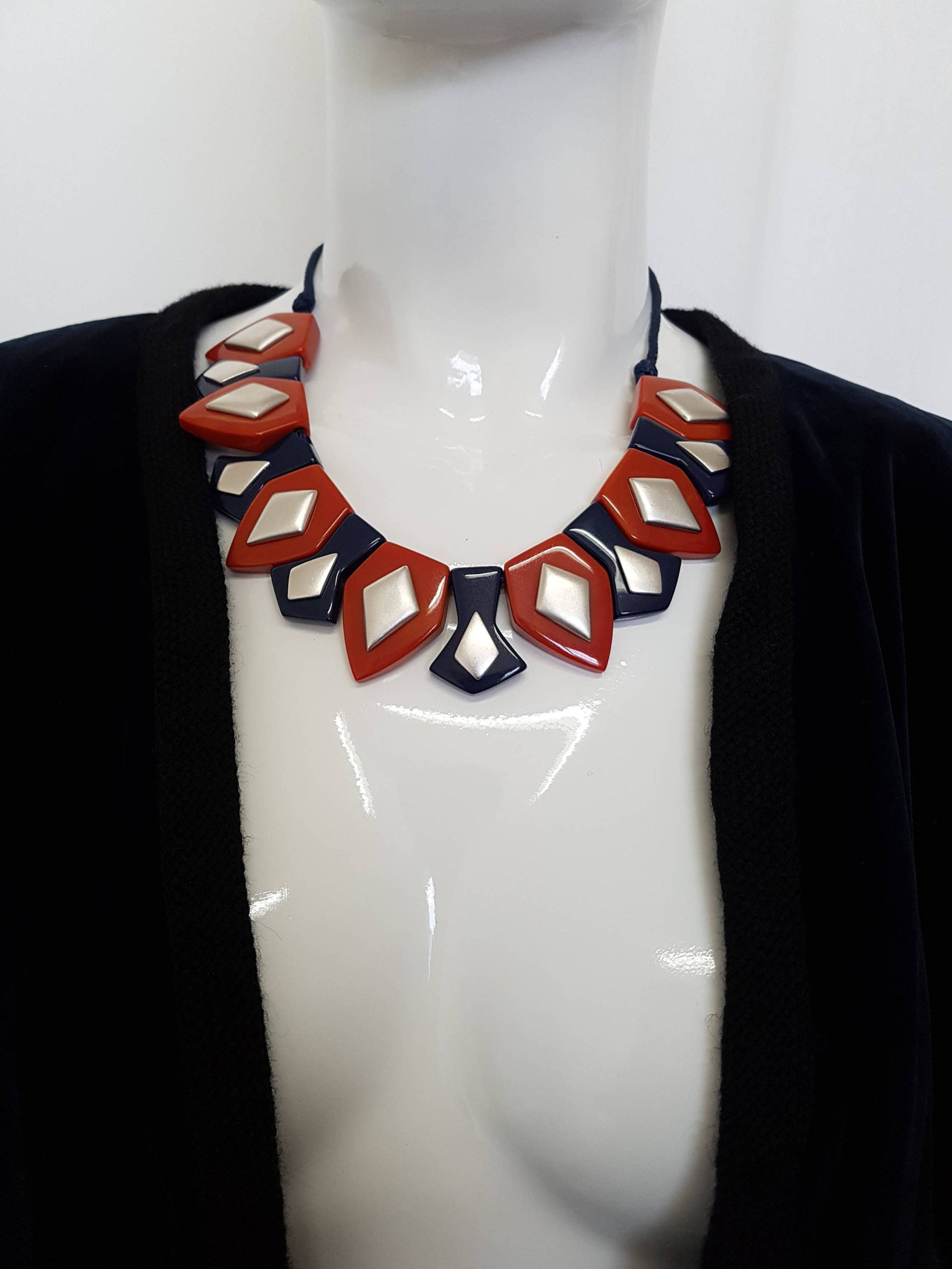 Vtg 70Er Jahre Ysl Yves Saint Laurent By Robert Goossens Art Deco Stil Galalith-Harz-Statement Bib Halskette in Rot, Blau & Silber - Signiert Vtg 70Er Jahre Ysl Yves Saint Laurent By Robert Goossens Art Deco Stil Galalith-Harz-Statement Bib Halskette in Rot, Blau & Silber - Signiert von VenustoVintage