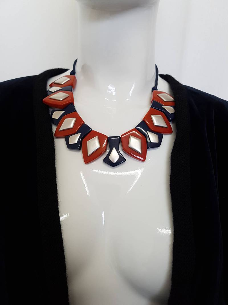 Vtg 70Er Jahre Ysl Yves Saint Laurent By Robert Goossens Art Deco Stil Galalith-Harz-Statement Bib Halskette in Rot, Blau & Silber - Signiert Vtg 70Er Jahre Ysl Yves Saint Laurent By Robert Goossens Art Deco Stil Galalith-Harz-Statement Bib Halskette in Rot, Blau & Silber - Signiert von VenustoVintage