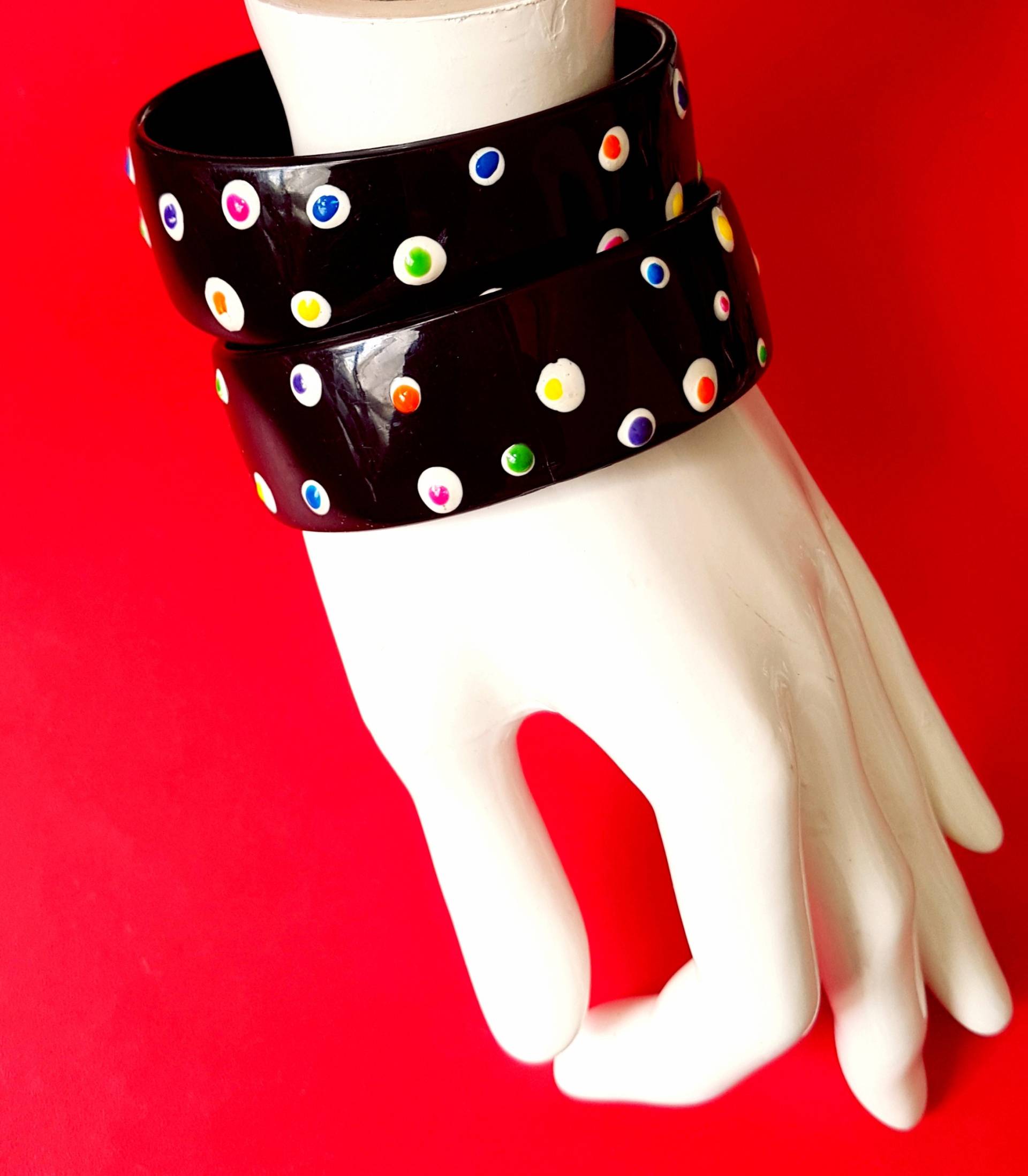 Vtg 80Er Bunte Candy Spot Wide Glänzend Schwarze Harz Armreifen Mit Leuchtenden Tag-Glow Resin Overglaze Dapple Finish - Als Paar Vtg 80Er Bunte Candy Spot Wide Glänzend Schwarze Harz Armreifen Mit Leuchtenden Tag-Glow Resin Overglaze Dapple Finish - Als Paar von VenustoVintage