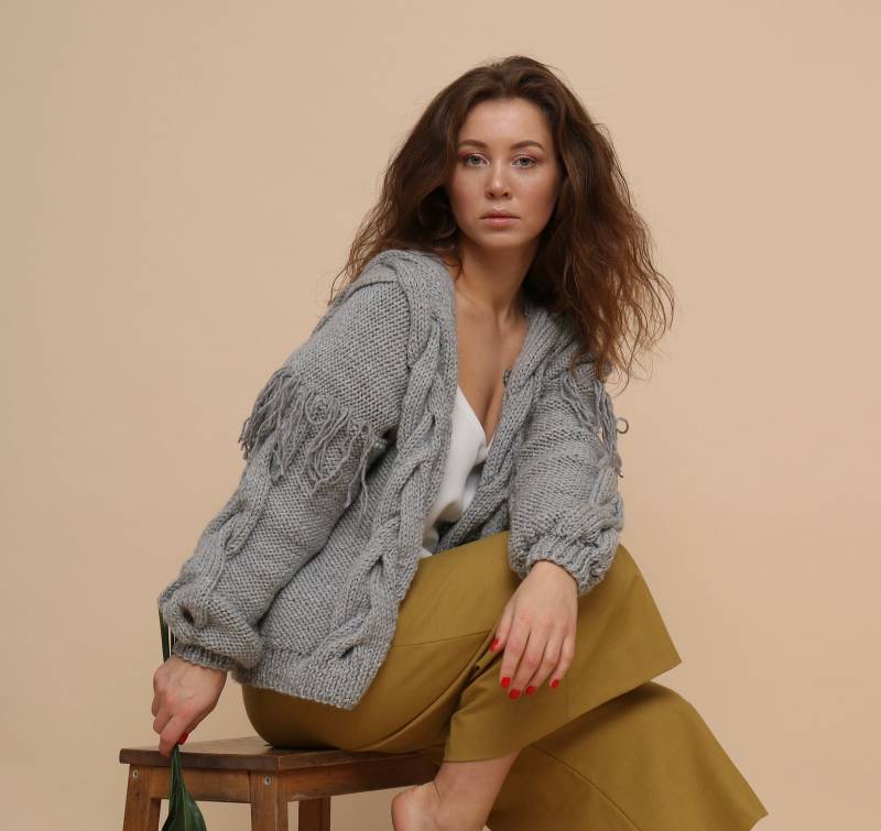 Zopfmuster Wolle Strickjacke Grauer Übergroßer Quaste Pullover von VerBaKnits