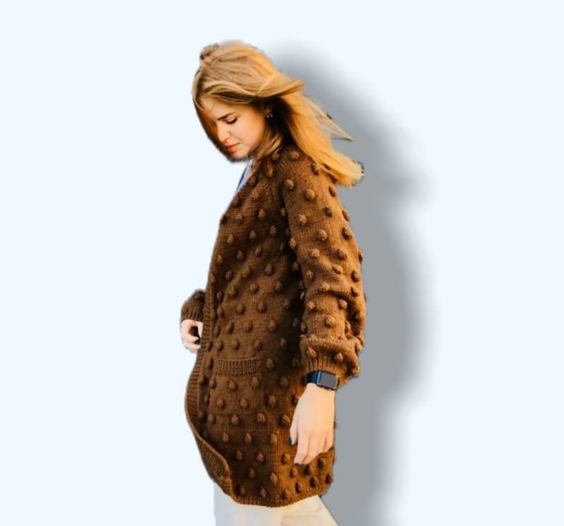 Grobstrick Wolle Strickjacke Mit Taschen - Braune Bommel Pullover von VerBaKnits