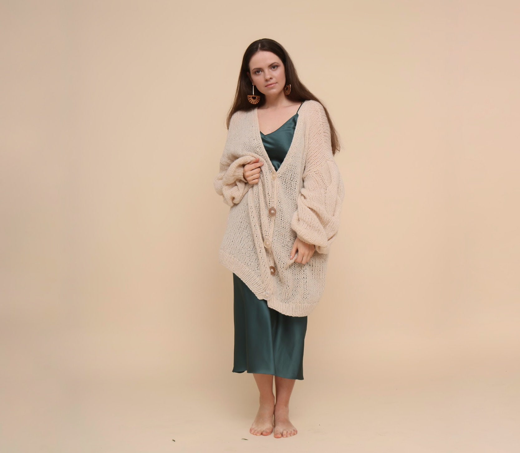 Handgestrickte Mohair-strickjacke Beigefarbenes Zopfmuster Übergroßer Boho-Pullover von VerBaKnits