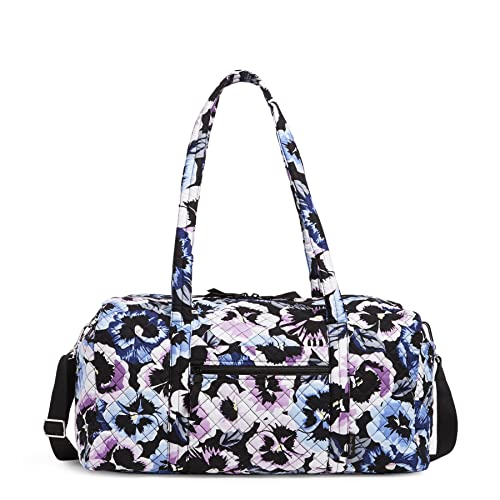 Vera Bradley Damen Reisetasche aus Baumwolle, mittelgroß, Plum Stiefmütterchen – recycelte Baumwolle, Einheitsgröße, Reisetasche aus Baumwolle, mittelgroß von Vera Bradley