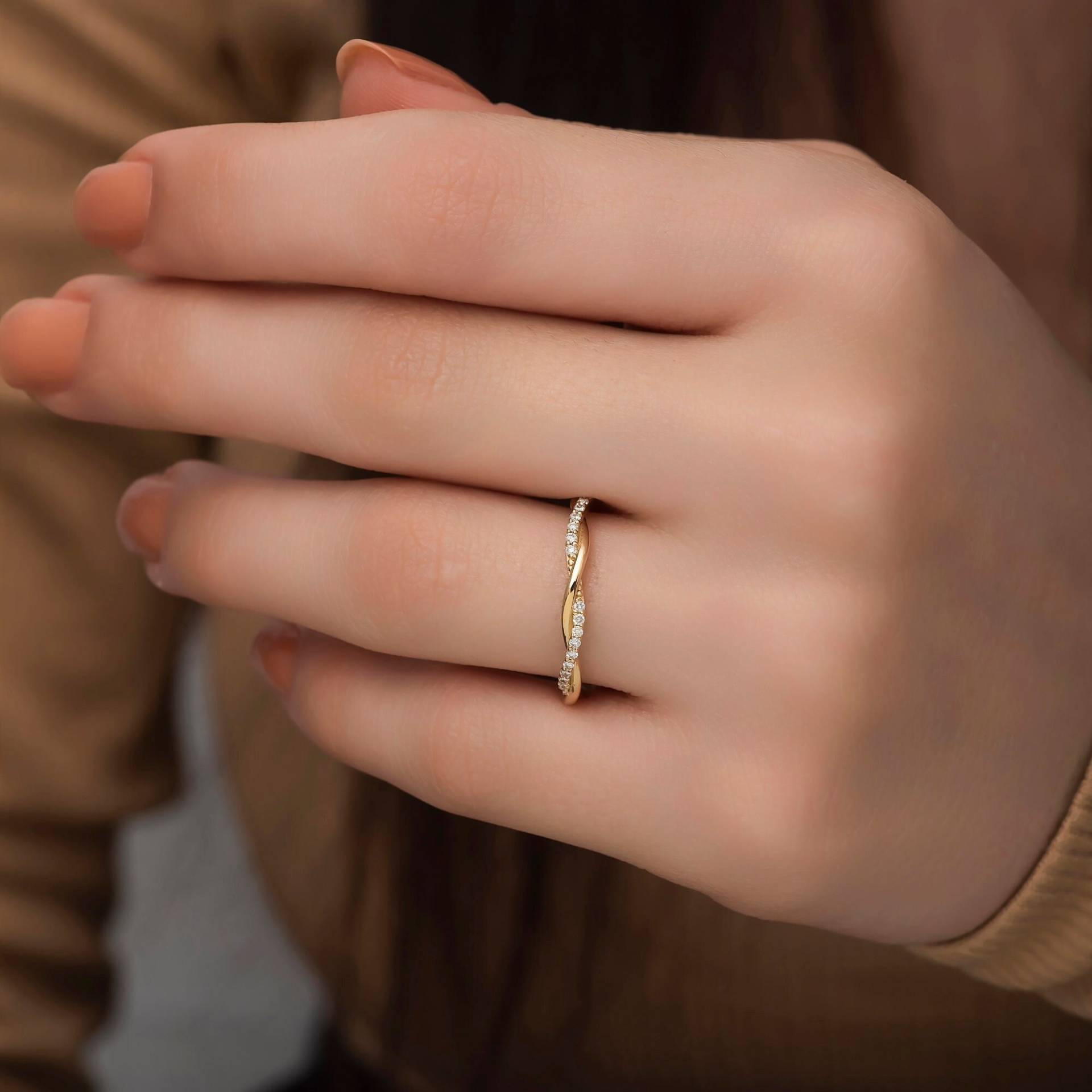 14K Solid Gold Diamant Ring/Geflochtener Stapelbarer Dainty Twist Ehering Infinity Band Muttertagsgeschenk 14K Solid Gold Diamant Ring/Geflochtener Stapelbarer Dainty Twist Ehering Infinity Band Muttertagsgeschenk von VeraByEden