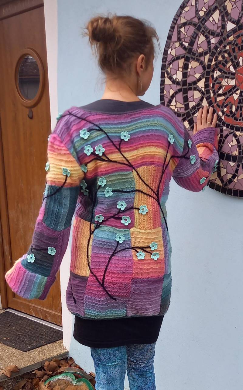 Handgestrickte Patchwork-Strickjacke Mit Stickerei Und Applikationen von VeraLunaAtelier