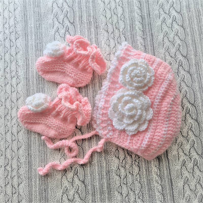 Baby-Mädchen Gehäkelte Blume Corsage Hut Und Booties; 3-9 Monate Vintage Style Mütze Handgestrickte Babysocken Rosa Weiß von VerantinasBoutique