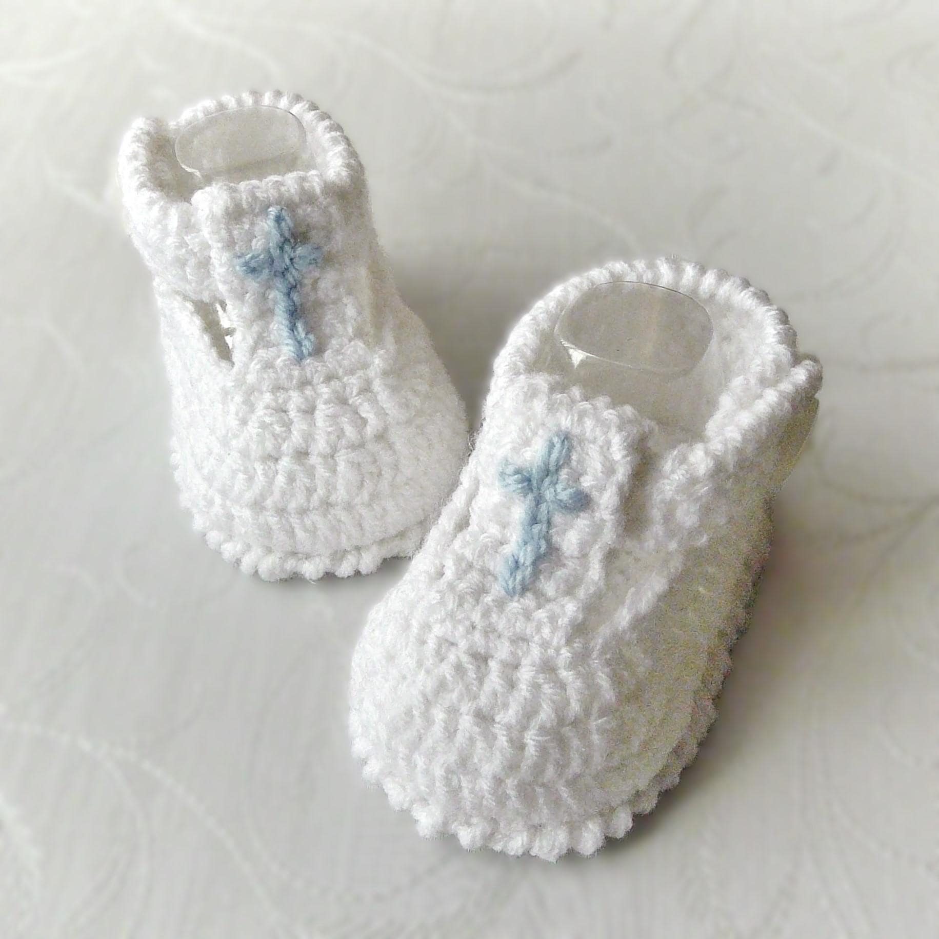 Baby Taufschuhe Häkeln, Weiße Und Blaue Säuglingsschuhe von VerantinasBoutique