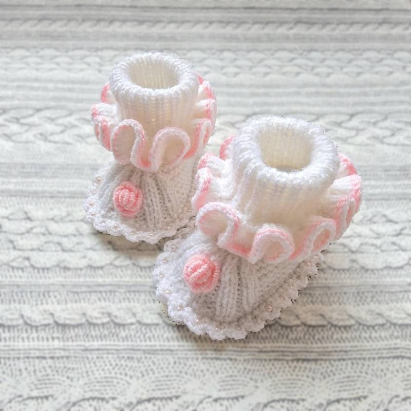 Dressy Handknit Baby Booties Weiße Taufschuhe; Rosa Kniestrümpfe von VerantinasBoutique