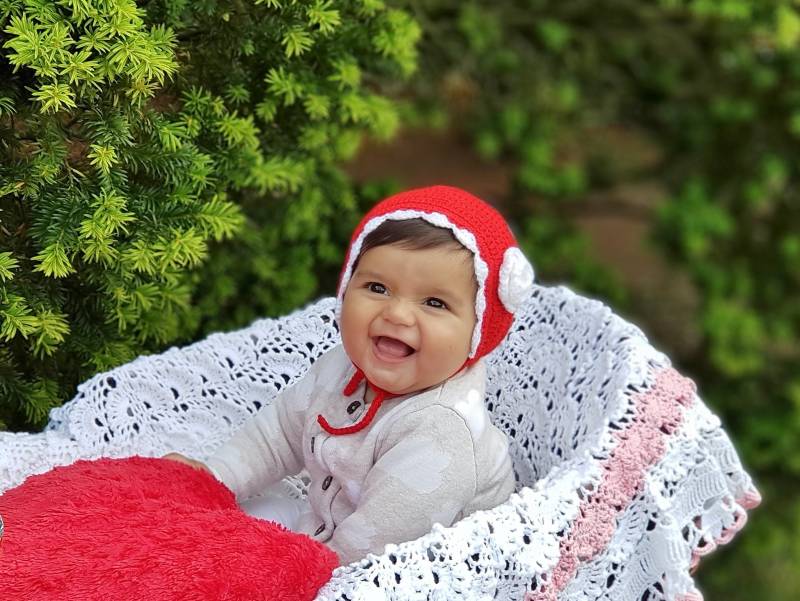 Gehäkelte Baby Mädchen Mütze Handgestrickte Blumen-Corsage von VerantinasBoutique