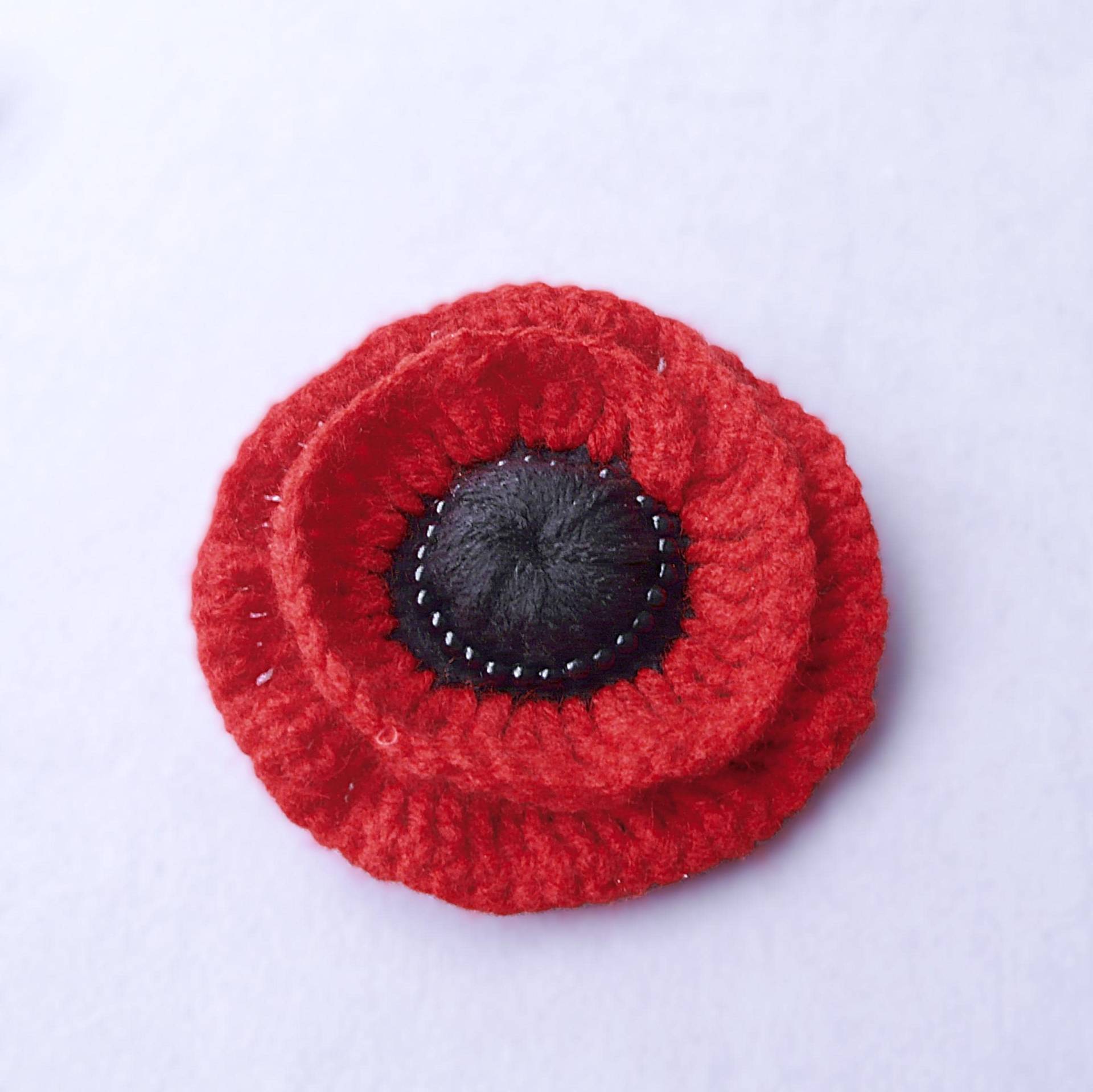 Gehäkelte Mohnblumen Brosche Rote Und Schwarze Perlenbesetzte Blumen-Corsage Anstecknadel von VerantinasBoutique