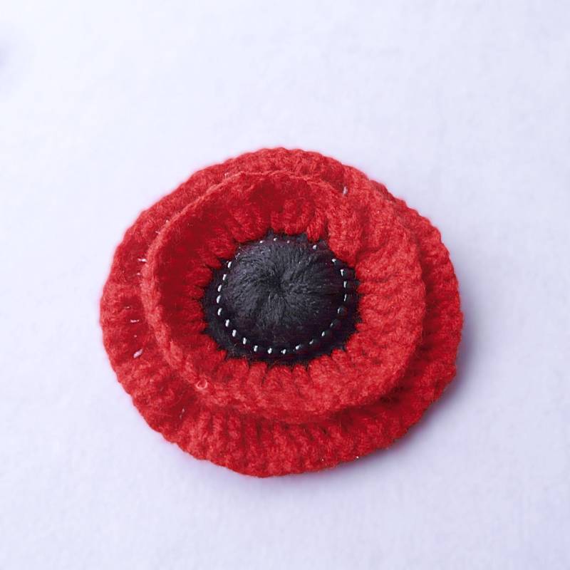 Gehäkelte Mohnblumen Brosche Rote Und Schwarze Perlenbesetzte Blumen-Corsage Anstecknadel von VerantinasBoutique