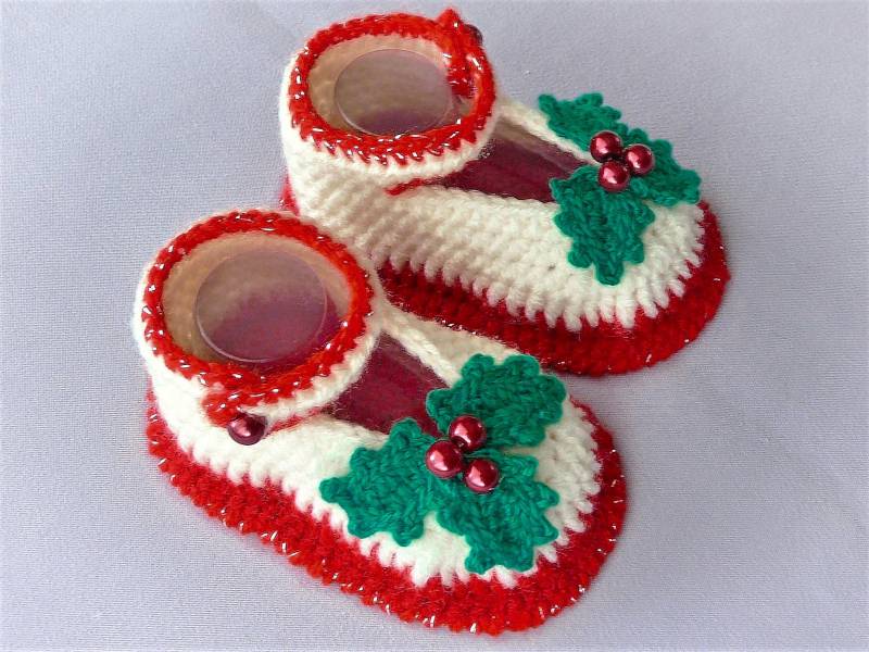 Gehäkelte Weihnachten Mistelzweig Babyschuhe Holly Leaf & Berry Säuglingsmädchen Booties von VerantinasBoutique