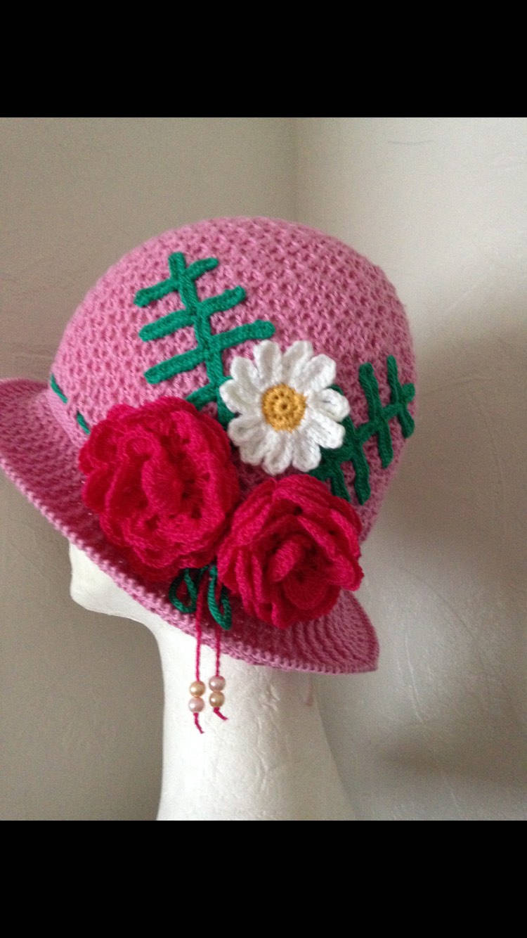 Sommer Panama Flapper Hut Mit Blumen Gehäkelt Sommer Panama Flapper Hut Mit Blumen Gehäkelt von Verascrochet