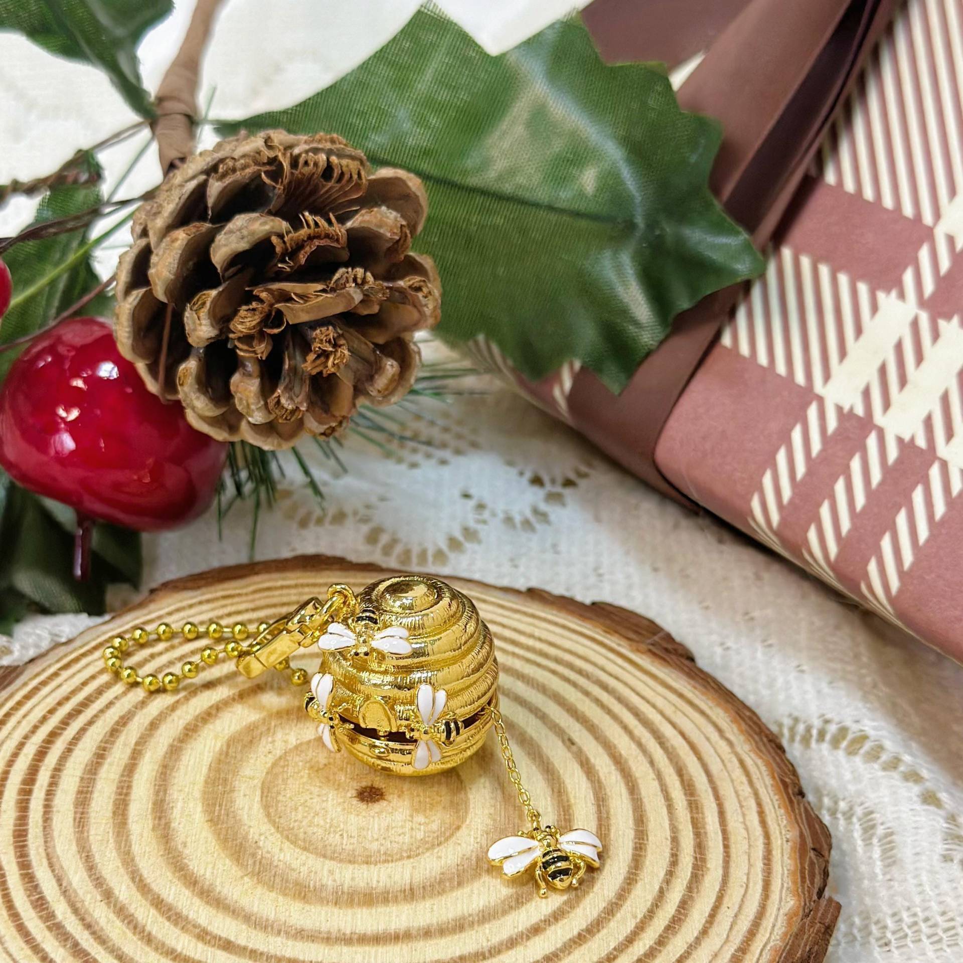 Halskette Mit Bienenstock-Anhänger in Gold von Verdivine