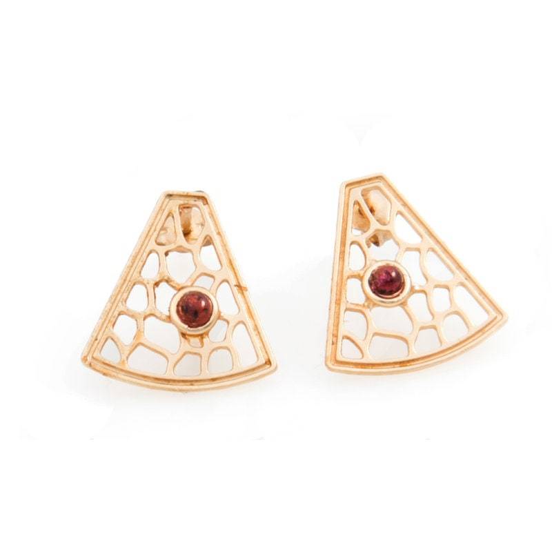Moderne Granat Ohrstecker, Januar Birthstone Edelstein Aufwendige Durchbrochene Tragbare Kunst Schmuck von VeredBohotanicJewels
