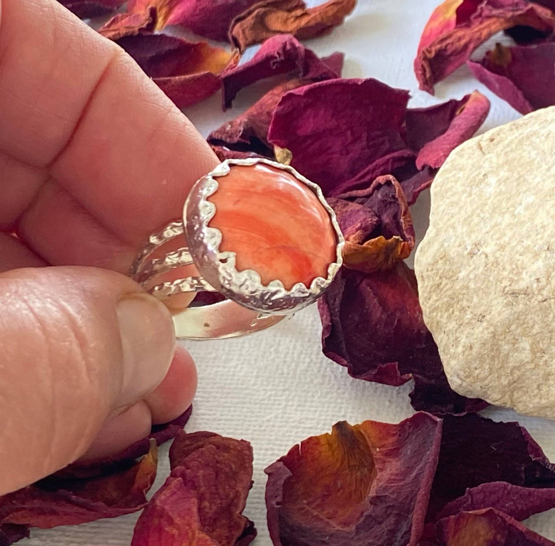 statement Mutiger Ring, Boho Orange Koralle Kunstvoller Silber Natur Edelstein Schmuck, Frauen Orange Ring von VeredBohotanicJewels