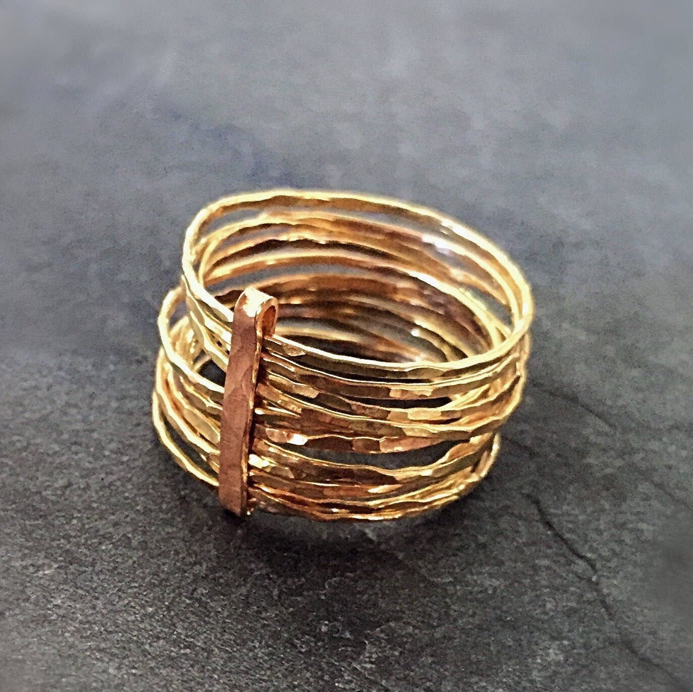 14K Gold Multi Band Ring, Minimal Stapelring, Zierliche Bänder Textur Gehämmert Ring Bänder, Flexible von VeredLaorJewelry
