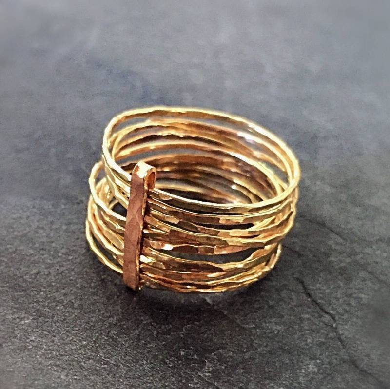 14K Gold Multi Band Ring, Minimal Stapelring, Zierliche Bänder Textur Gehämmert Ring Bänder, Flexible von VeredLaorJewelry