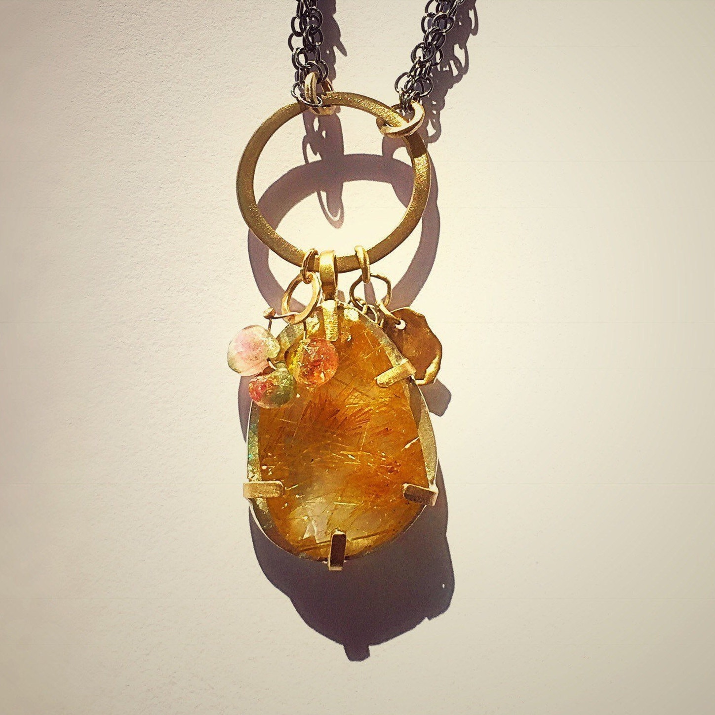 Charm Halskette, Lange Golden Rutil Quarz Schmuck, Silber Gold Edelstein Charme Multi Stein Anhänger von VeredLaorJewelry