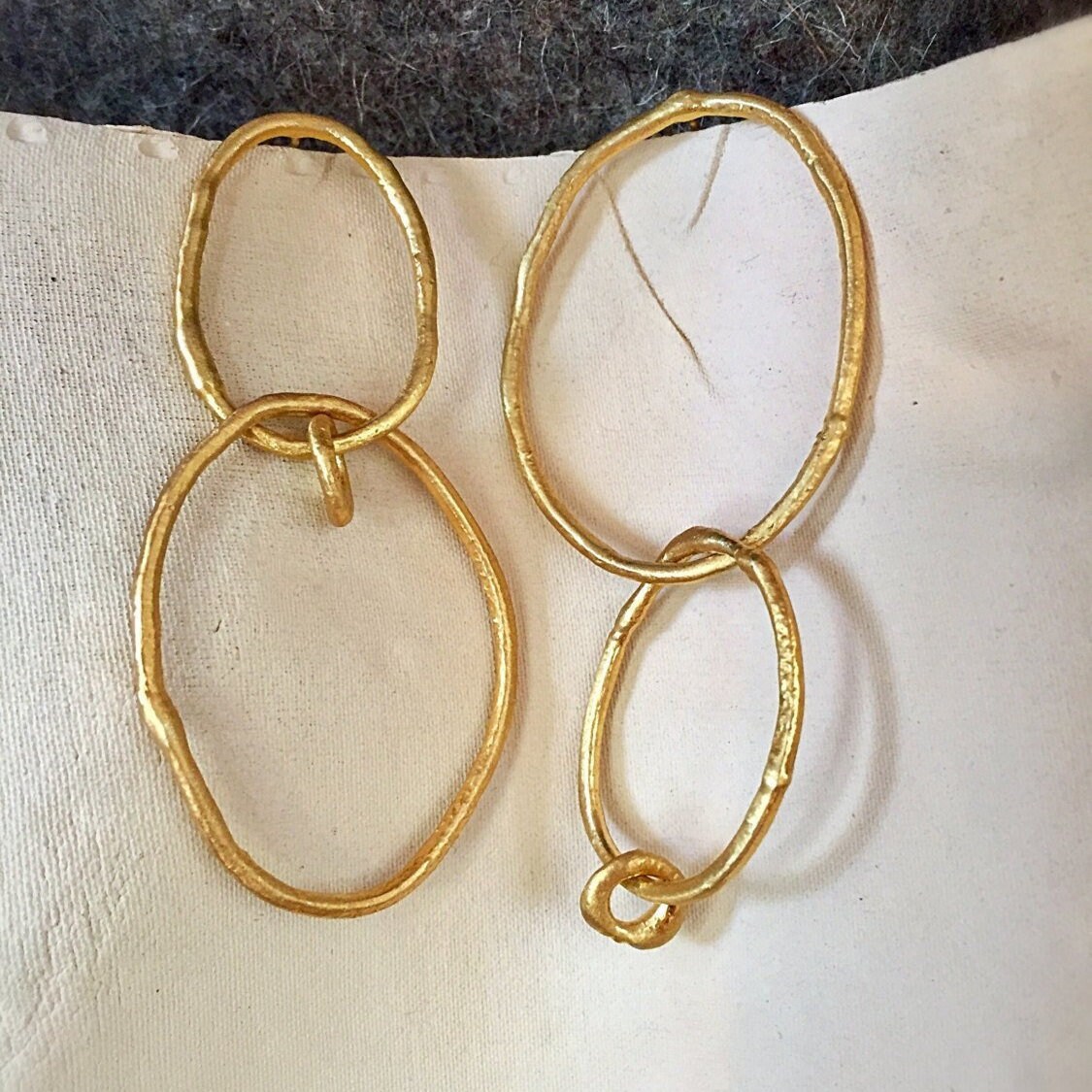 Gold Creolen, Tropfen Ohrring, Oval Draht Ohrringe, Hoop Baumeln Große Minimal Alltag Ohrringe von VeredLaorJewelry