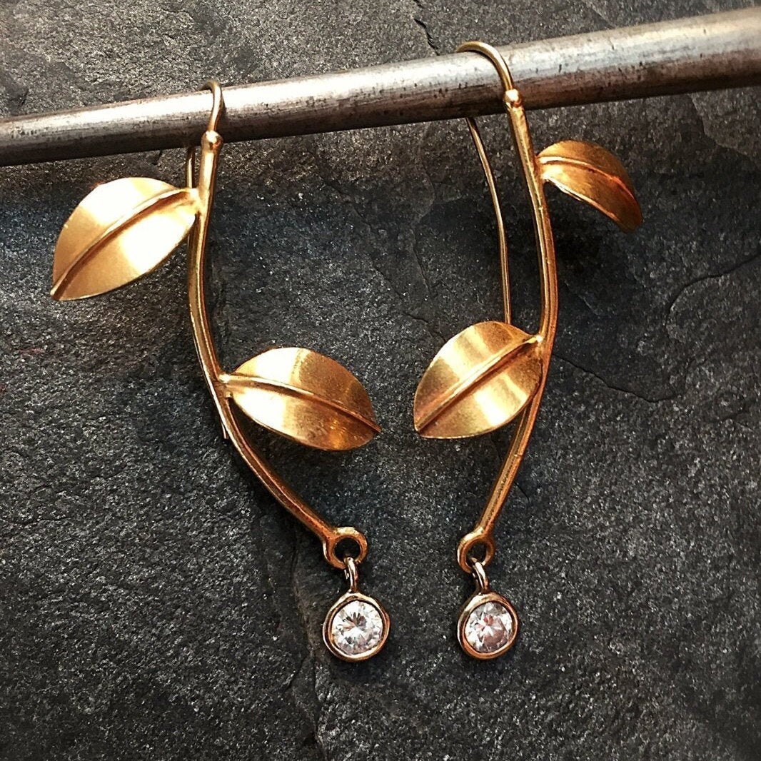 Lange Gold Ohrringe, Statement Ohrringe Blätter, Minimal Braut Ohrring, Jahrestag Schmuck von VeredLaorJewelry