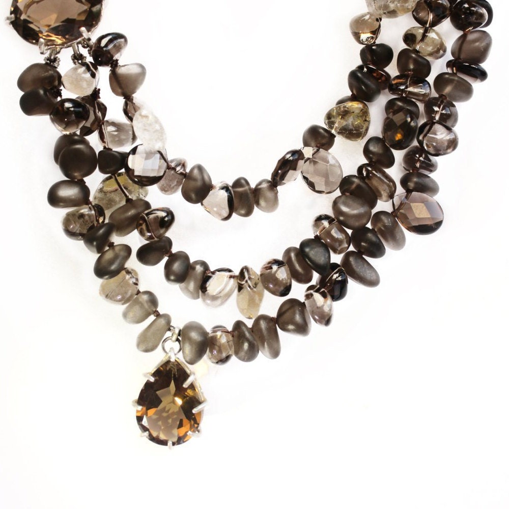 Mehrsträngige Rauchtopas Perlen Halskette Mit Einem Center Prong Set Topaz Anhänger, Oversized Sterling Silber Verschluss von VeredLaorJewelry