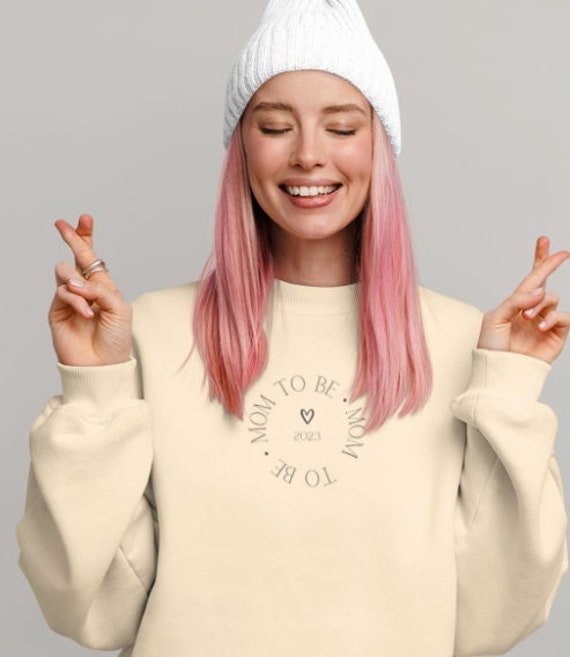 Mom To Be 2023 Longsleeve Sweatshirt Organic Cotton - Organic Oversize Sweatshirt Mom To Be 2023 Longsleeve Sweatshirt Organic Cotton - Organic Oversize Sweatshirt von VerellWonderShop