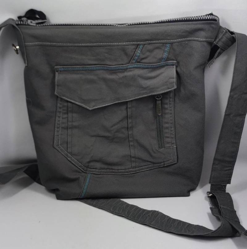 Graue Stoff-Jeanstasche Upcycling Für Männer Oder Frauen von VerenasIdeenReich