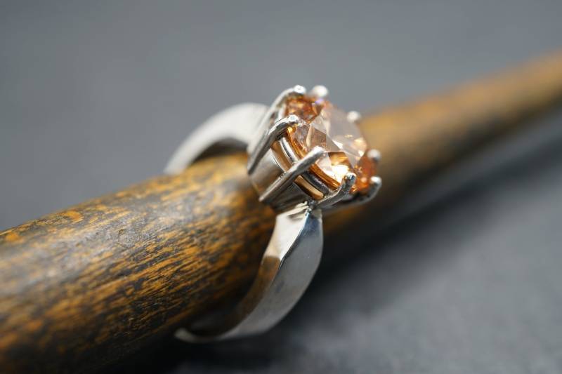 Silberring Mit Facetiertem Zirkonia in Krappenfassung von VergissDichNicht