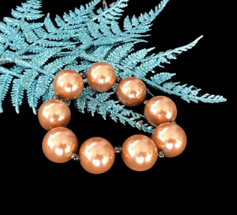Vintage Chunky Faux Perlen Stretch Armband Kupfer Farbe Modeschmuck von VerilyVintageClothes