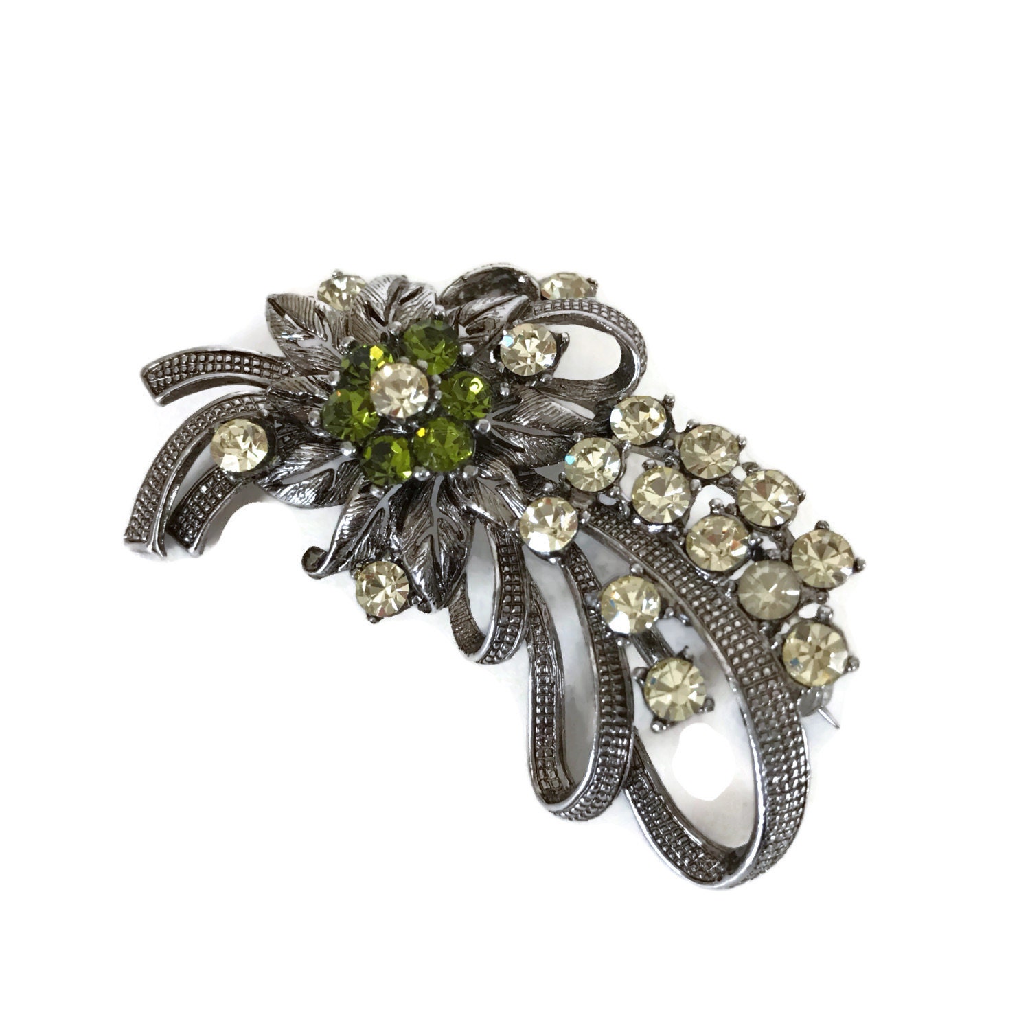 Vintage Strass Brosche Silberfarbene Bänder, Kristall & Grüne von VerilyVintageClothes