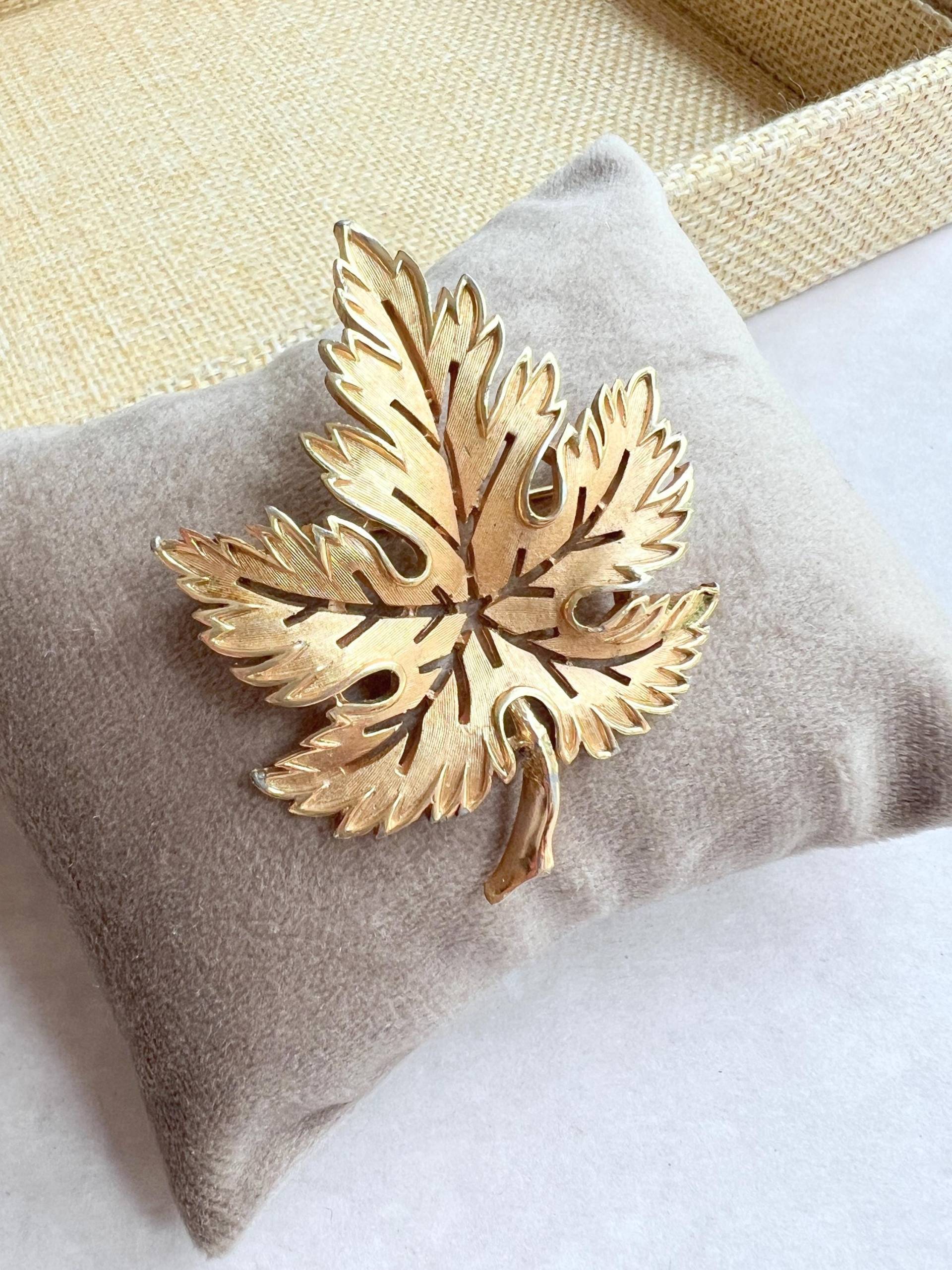 Crown Trfari Ahornblatt Brosche Aus Texturiertem Goldmetall, 60Er Jahre, Signiert von VeritaVintage