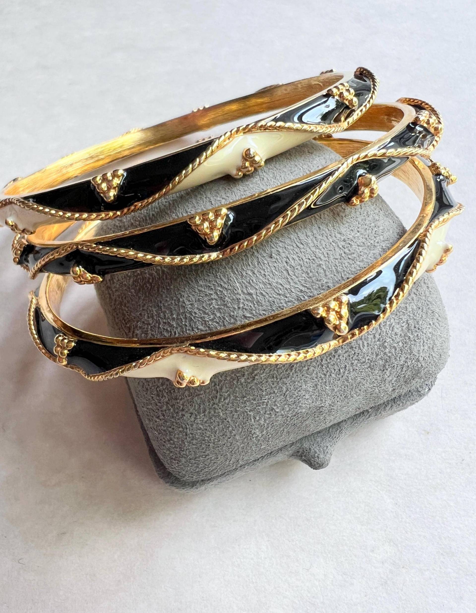 Joan Rivers Vintage Gold Tone Creme & Schwarz Emaille Armreif Armbänder Set, Signiert von VeritaVintage