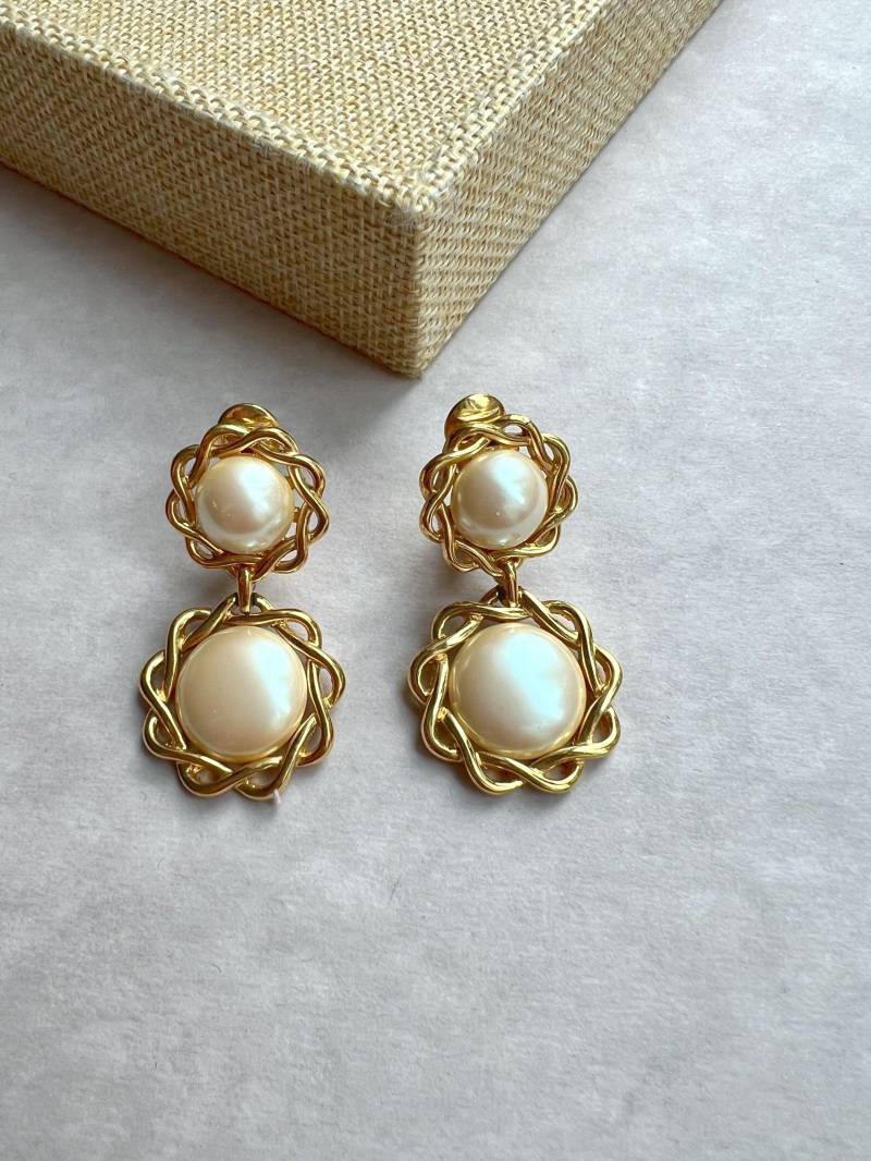 Monet Vintage Gold Metallfassung Faux Perle Baumeln Clip-On Ohrringe, 80Er Jahre Mode, Signiert von VeritaVintage