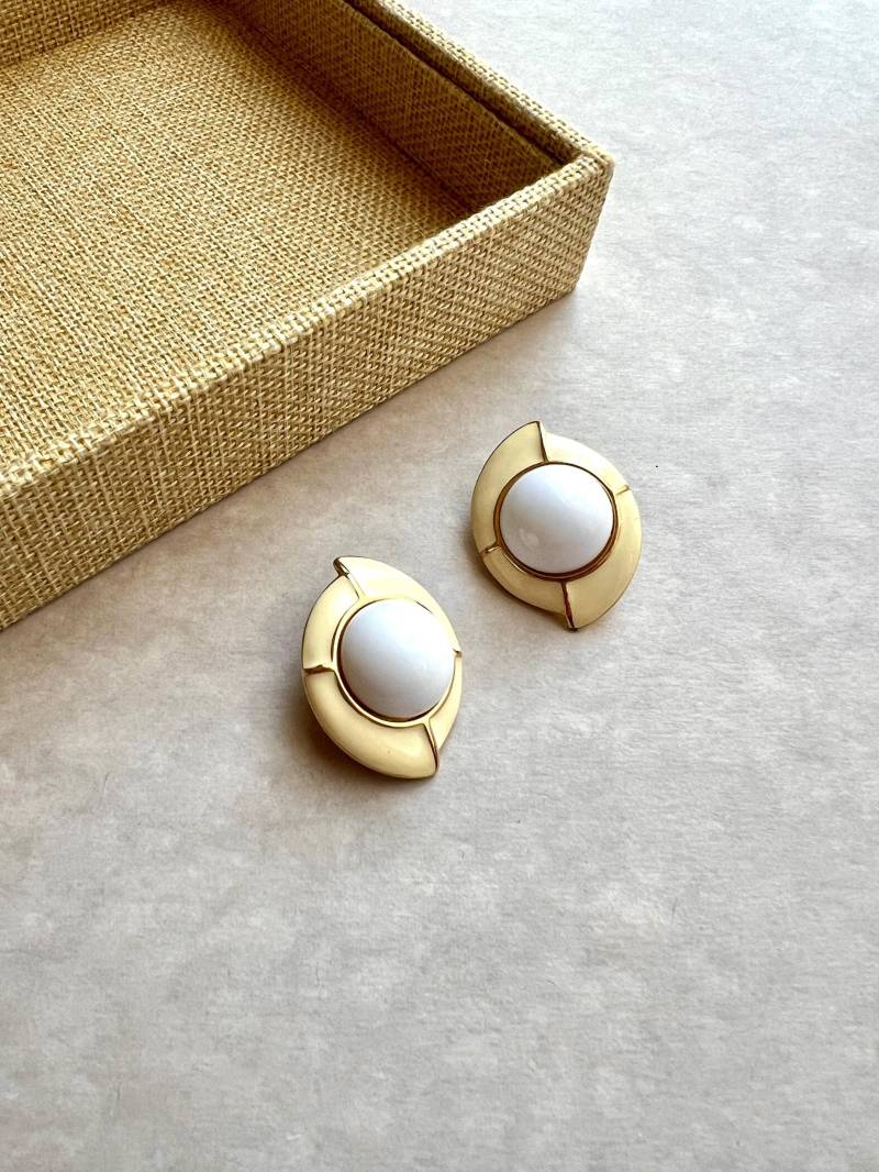 Monet Vintage Gold Ton Weiße Cabochons & Milch Emaille Ohrclips, 1980S von VeritaVintage