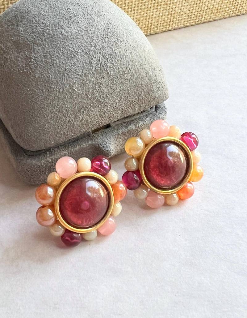 Napier Vintage Cluster Rosa Pfirsich Perle Und Goldfarbene Ohrclips, 1970S von VeritaVintage