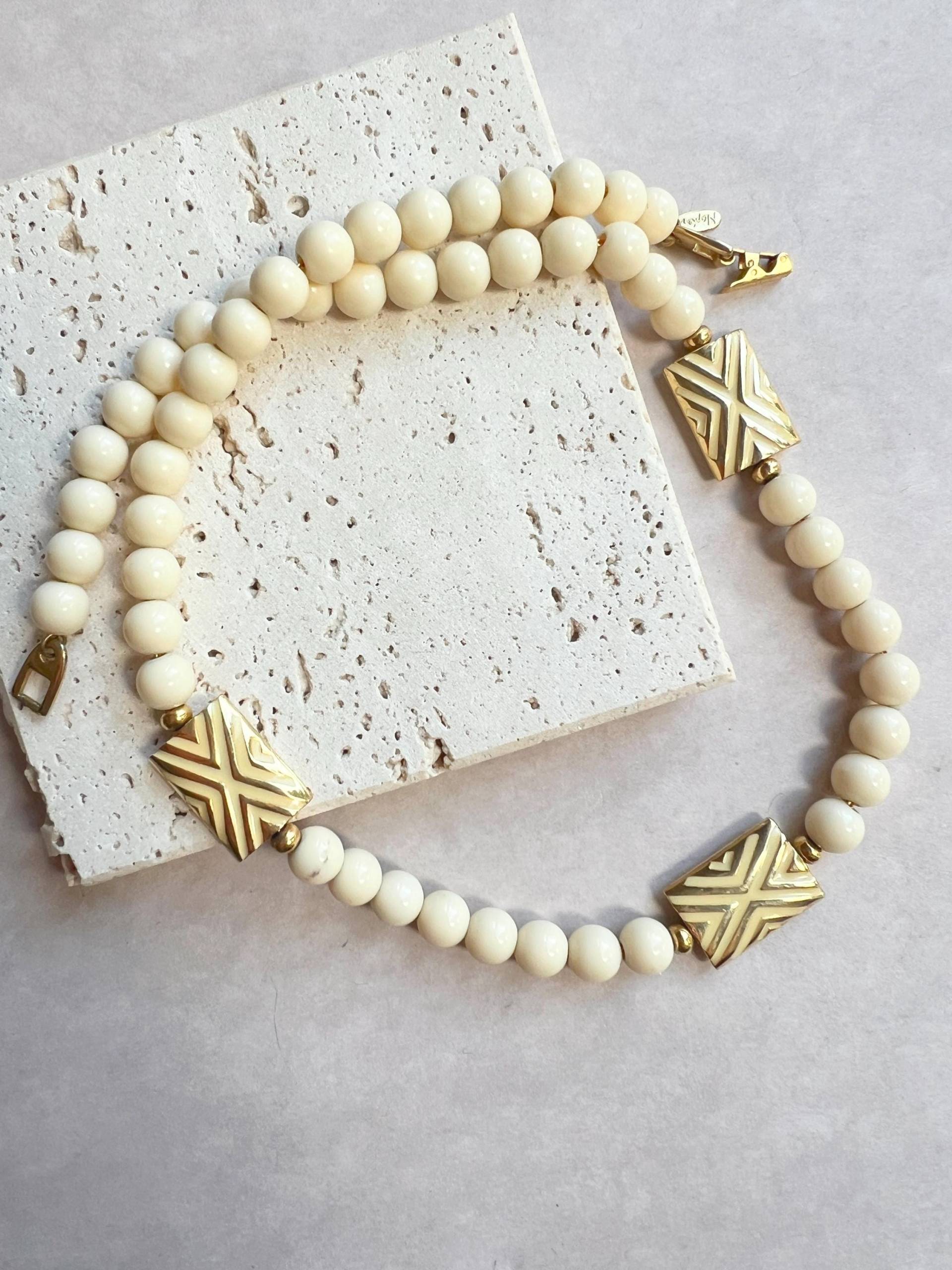 Napier Vintage Perlen Emaille Elfenbein Und Gold Metall Akzente Halskette, 1980Er Jahre von VeritaVintage