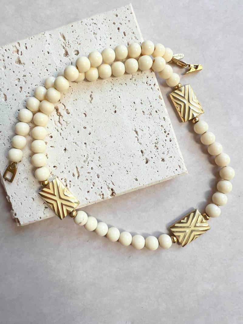 Napier Vintage Perlen Emaille Elfenbein Und Gold Metall Akzente Halskette, 1980Er Jahre von VeritaVintage