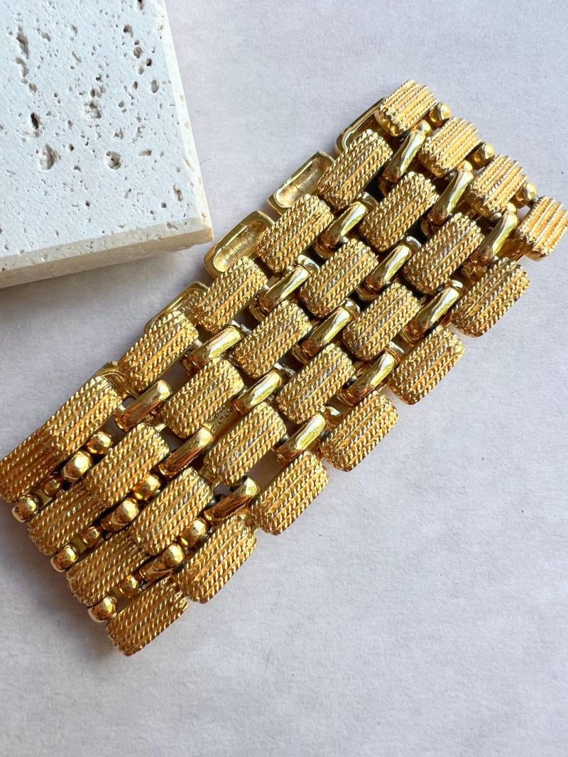 Napier Vintage Strukturiertes Goldmetall Breit Gliederkettenarmband, Signiert von VeritaVintage