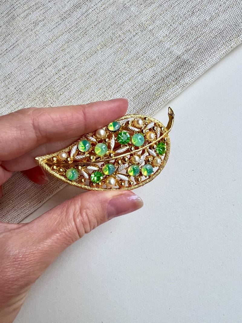 Vintage Blattgold Brosche Grüne Strasssteine, Faux-Perlen & Weiße Emaille von VeritaVintage