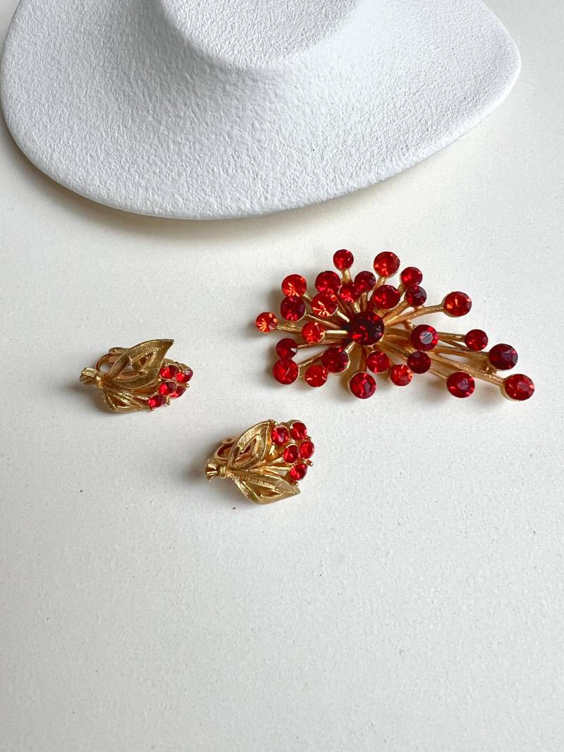 Vintage Rote Strass Brosche Und Ohrclips Im Set, Goldfarben, 1960Er Jahre von VeritaVintage
